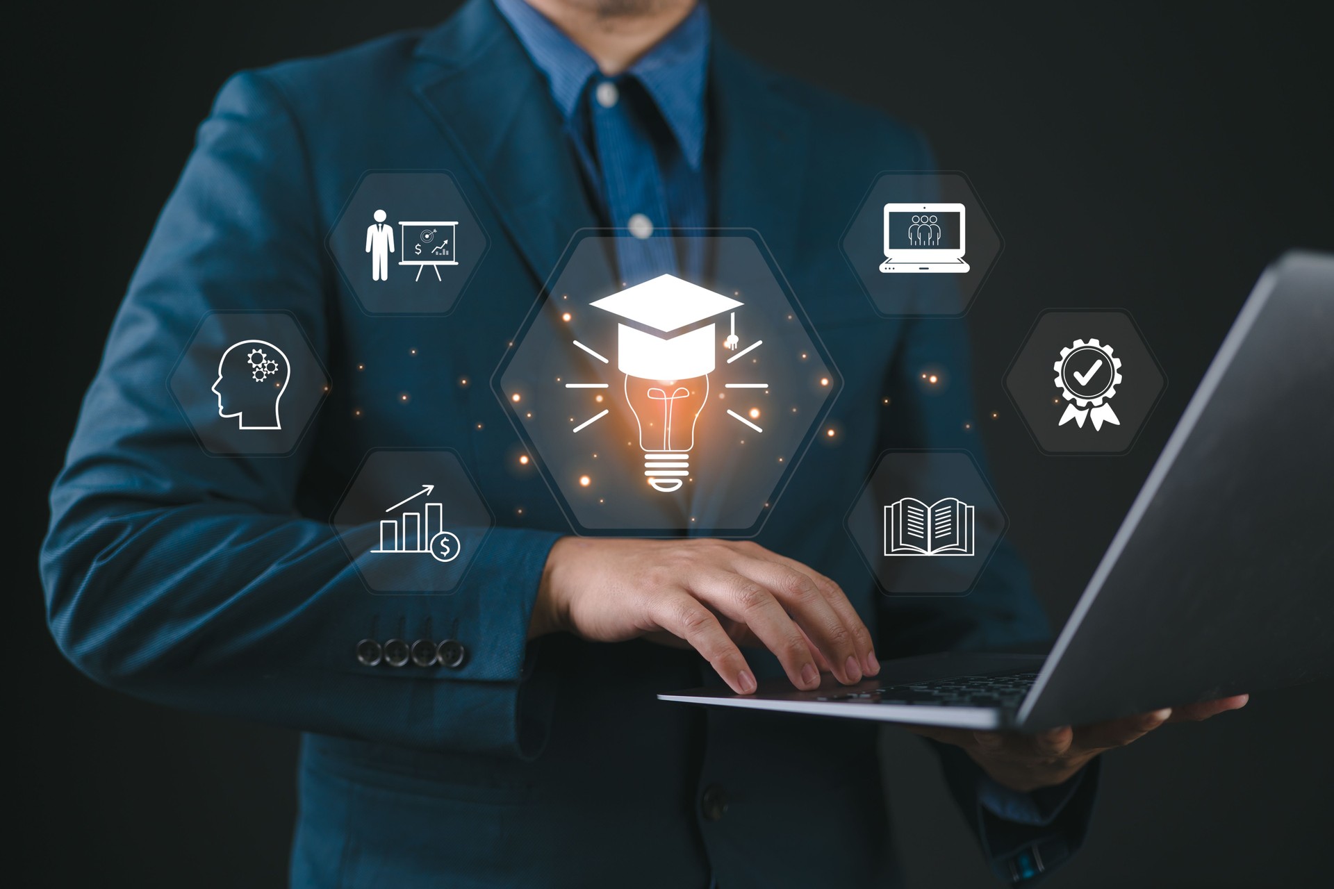 concepto de tecnología educativa en línea, educación de aprendizaje electrónico, lecciones por Internet y seminarios web en línea, aprendizaje mejorado con IA con cursos personalizados.