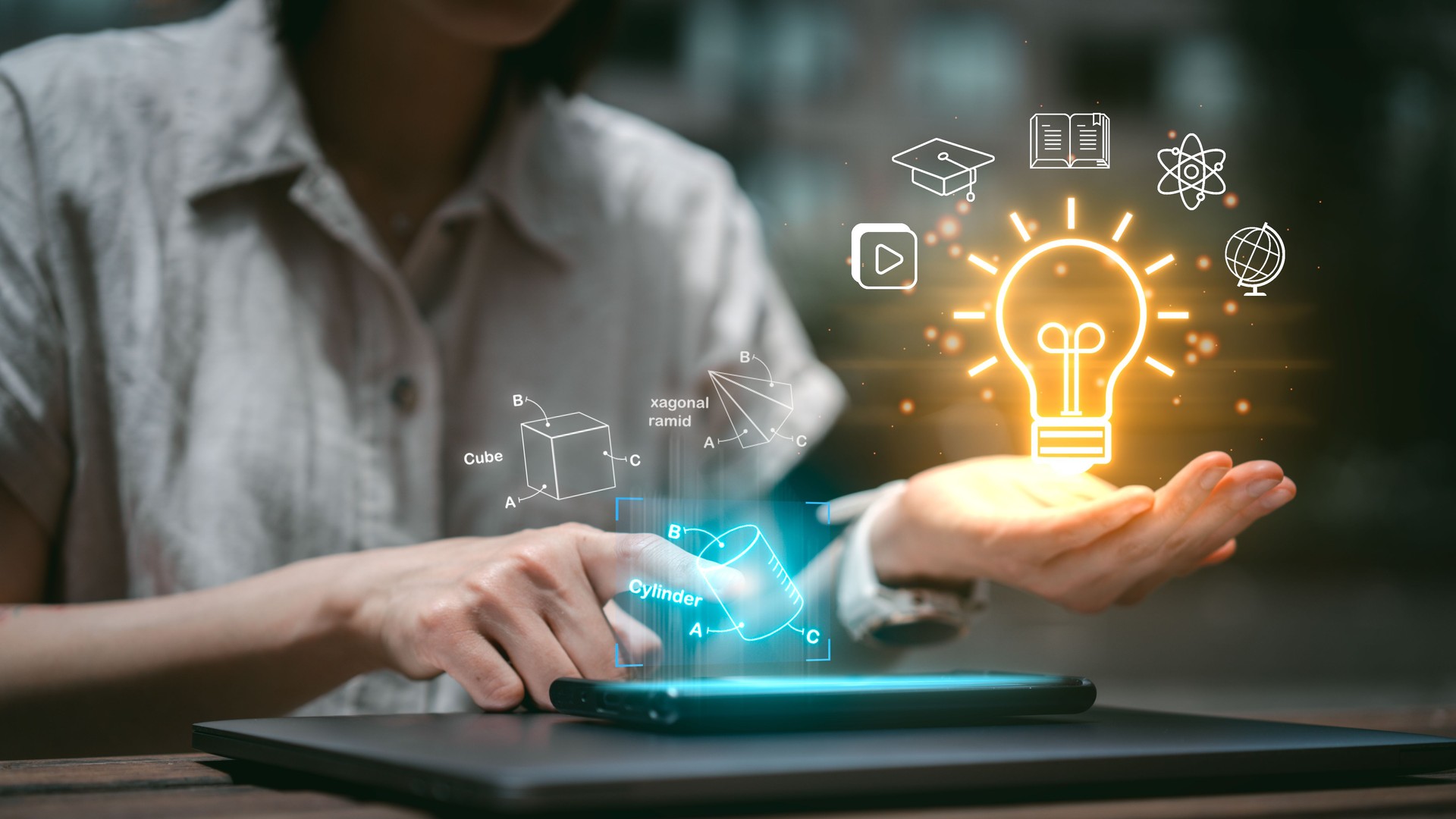 Concepto de educación de aprendizaje electrónico, lecciones de Internet e icono de seminario web en línea en pantalla virtual. Persona que asiste a clases online en pantalla digital. Educación, internet, tecnología.